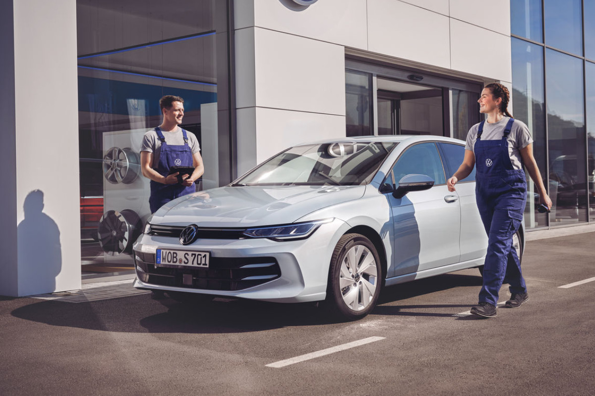 AVP AUTOLAND | VW Golf und zwei Servicepersonen