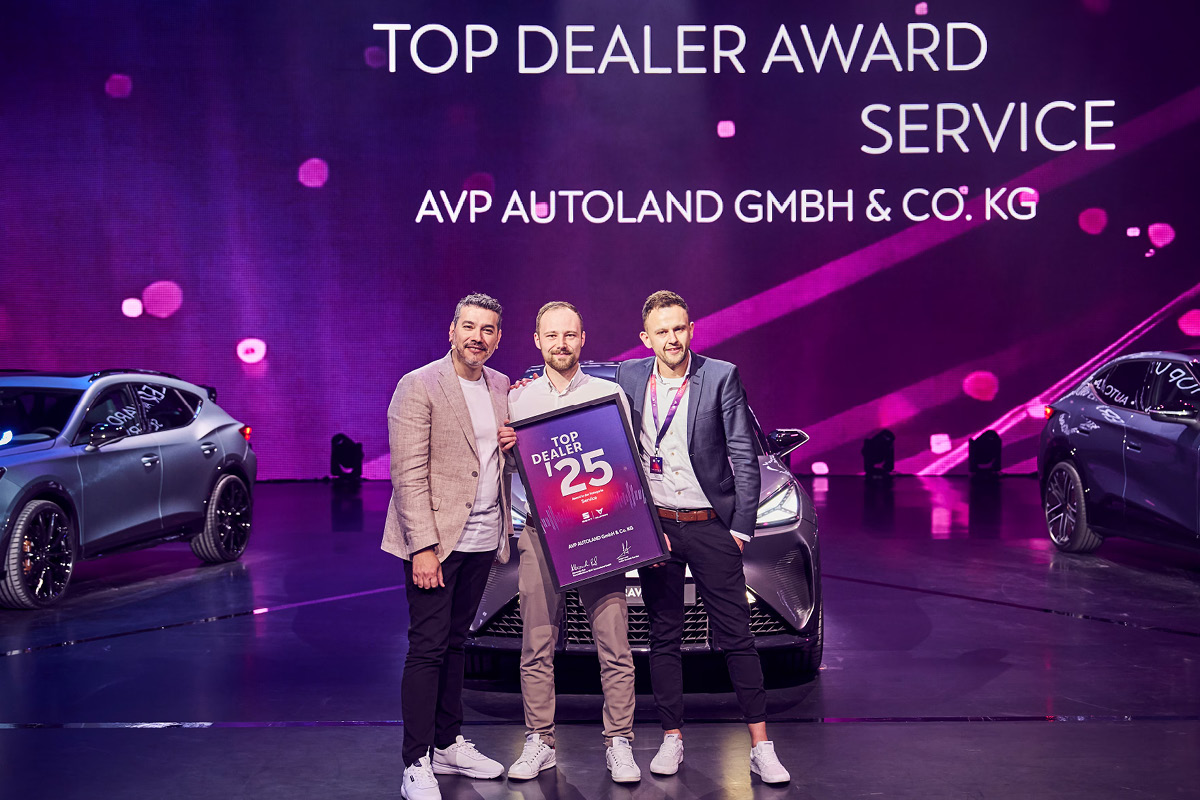 AVP AUTOLAND | CUPRA Top Dealer Award. Drei lachende Personen bei der Preisverleihung.