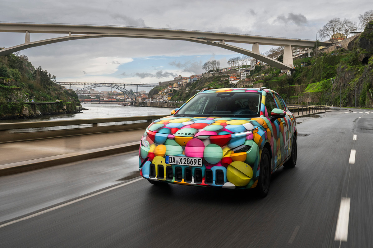 AVP AUTOLAND | Škoda Epiq bunt beklebt Frontansicht